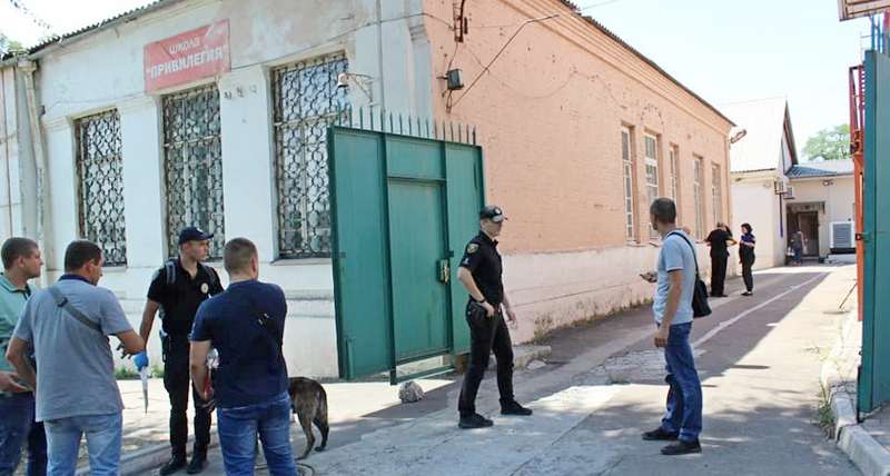 В Мариуполе мужчина напал на синагогу с топором и забросал здание фекалиями