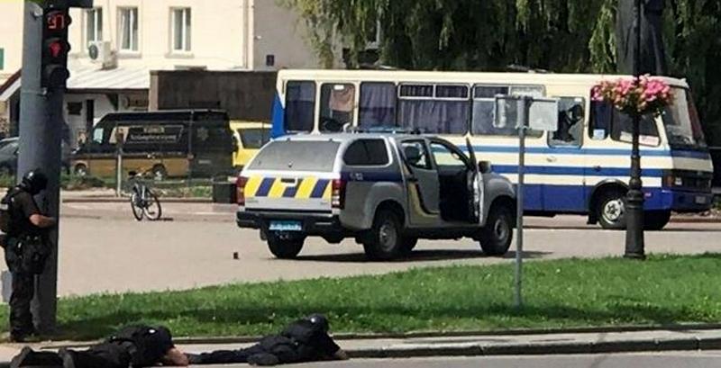 Появилось видео, как луцкий террорист садится в автобус