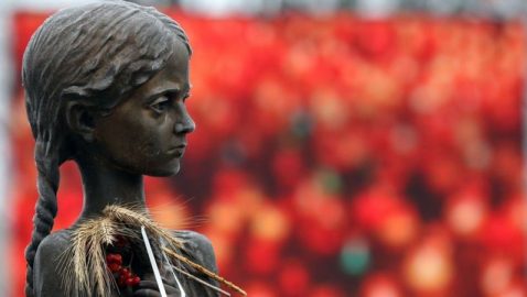 У Музея Голодомора сорвали с постамента скульптуру девочки с колосками