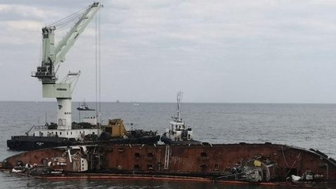К танкеру Delfi в Одессе подогнали плавучий кран