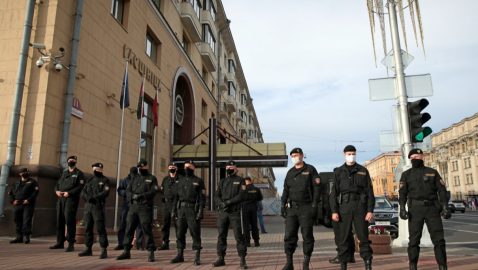 Протесты в Минске: милиция оцепила здания правительства и ЦИК