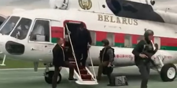 Оппозиция Беларуси призвала милицию проверить, кто дал автомат 15-летнему сыну Лукашенко