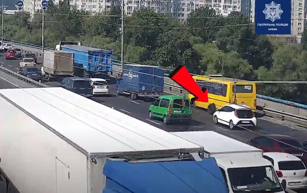 В Киеве на мосту у маршрутки отпали колеса