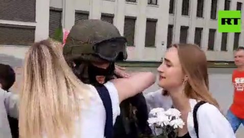 В Минске у Дома правительства протестующие обнимали военных