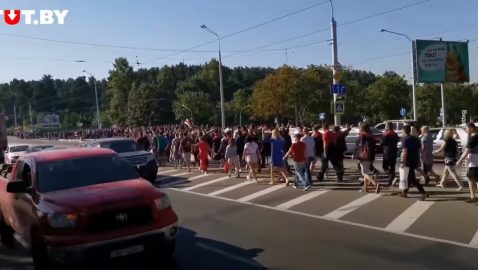 В Минске колонны рабочих идут к МЗКТ, куда прибыл Лукашенко