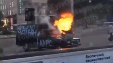 В Киеве на Крещатике мужчина поджег автомобиль