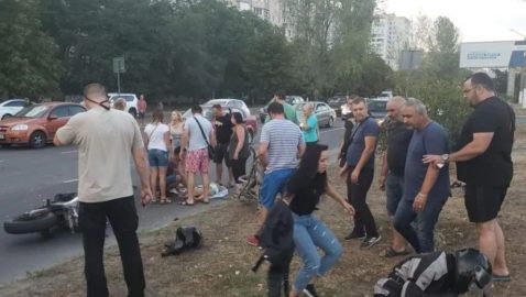 В Одессе мотоциклист сбил женщину с детьми: очевидцы устроили самосуд