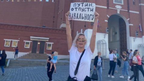 Акция за Навального: в Москве задержали актрис Троянову и Вилкову