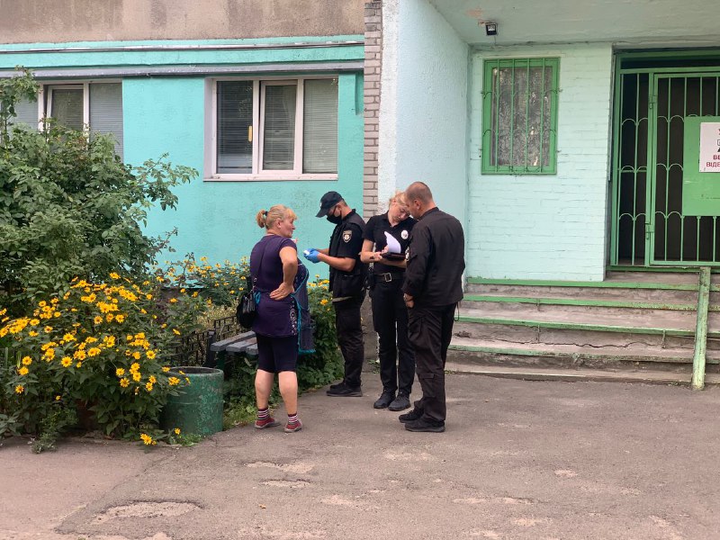 В Киеве мужчина украл у жены 300 грн, а она всадила ему нож в ягодицу