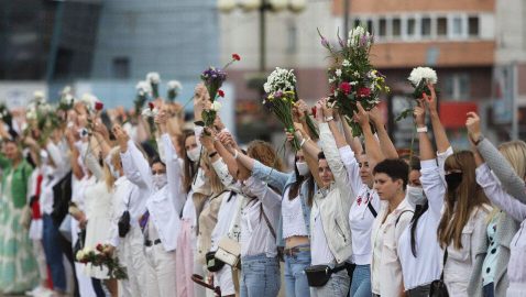 В Минске 250 женщин в белом и с цветами устроили акцию протеста
