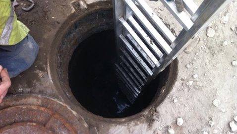 В Киевской области три человека умерли при чистке канализации