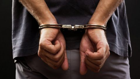 На Сумщине арестовали мужчину, который пытался изнасиловать 12-летнюю девочку и убить ее 7-месячную сестру