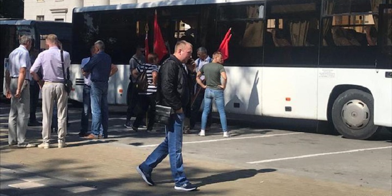 На митинг в поддержку Лукашенко автобусами свозят бюджетников — СМИ