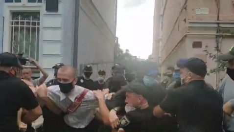 В Киеве под посольством Беларуси начались стычки полицейских и протестующих