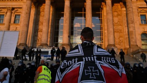В Берлине «антикоронавирусные» протестующие с флагами «рейхсбюргеров» штурмовали Рейхстаг