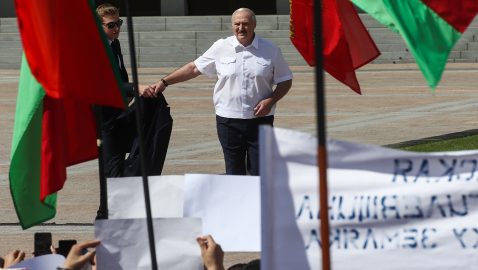 Лукашенко на заводе: бастующие погоду не делают