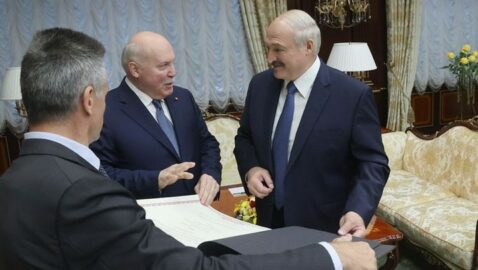 Посол РФ подарил Лукашенко карту с Беларусью в составе Российской империи