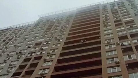 В Киеве патрульный на лету поймал женщину, спрыгнувшую с 15 этажа (видео)