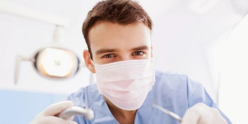 В Николаеве судили мужчину, который избил стоматолога за болезненный укол обезболивающего