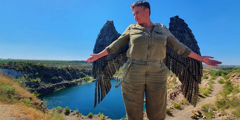 С железными крыльями: Савченко сфотографировалась в туристических местах Украины