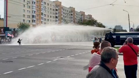В Бресте против митингующих применили водомет