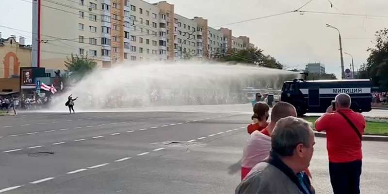 В Бресте против митингующих применили водомет