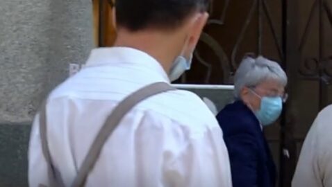 В Ткаченко бросили яйцо перед пресс-конференцией (видео)