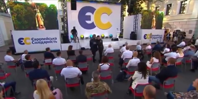 На съезде партии Порошенко включили гимн Ку-Клукс-Клана