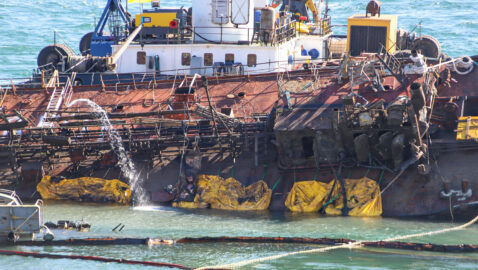 Из танкера Delfi снова вытекли нефтепродукты