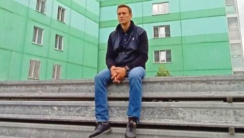 Следы «Новичка» обнаружили на бутылке, которая была у Навального в поездке