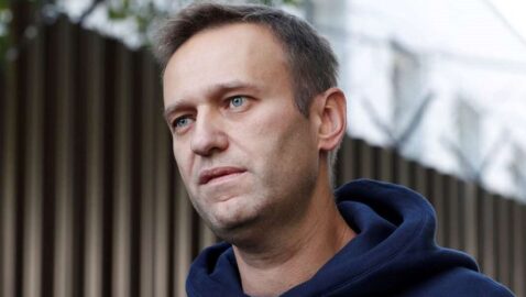 Навальный самостоятельно встаёт с койки и окончательно отключён от аппарата ИВЛ