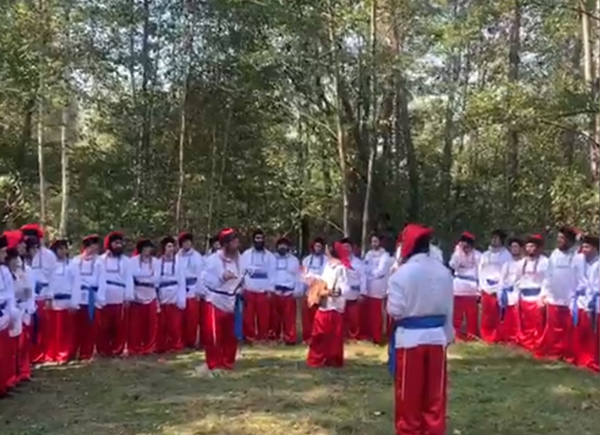 Застрявшие в Беларуси хасиды спели гимн Украины в национальных костюмах, чтобы их пустили в Умань (видео)