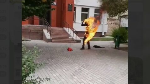 В Беларуси мужчина сжёг себя у здания РОВД (видео)