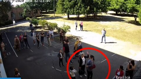 Две матери подрались во дворе черкасской школы из-за отказа сдавать деньги (видео)