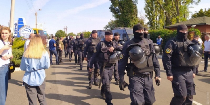 На конференции ОПЗЖ под Одессой полиция задержала полсотни вооружённых людей