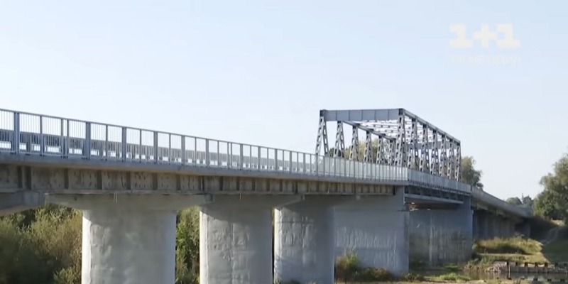 Мост в Ровенской области на трассе национального значения залатали штанами и куртками
