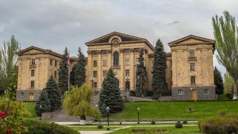Парламент Армении принял заявление, осуждающее действия Азербайджана и Турции в Нагорном Карабахе