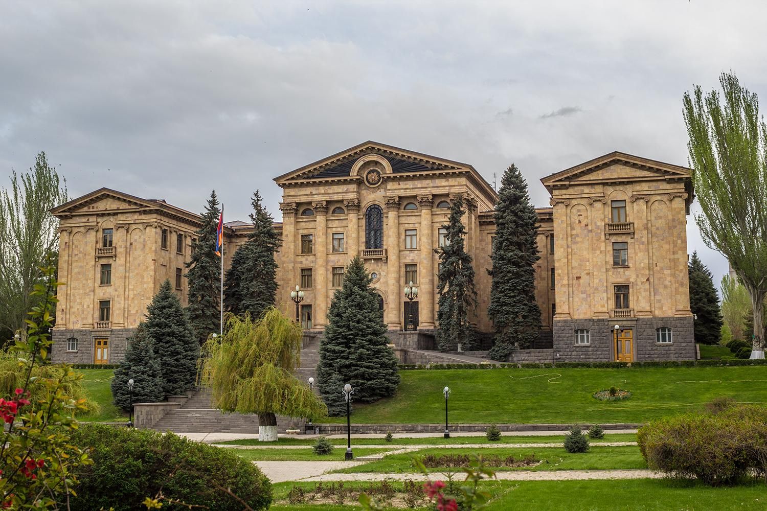 Парламент Армении принял заявление, осуждающее действия Азербайджана и Турции в Нагорном Карабахе
