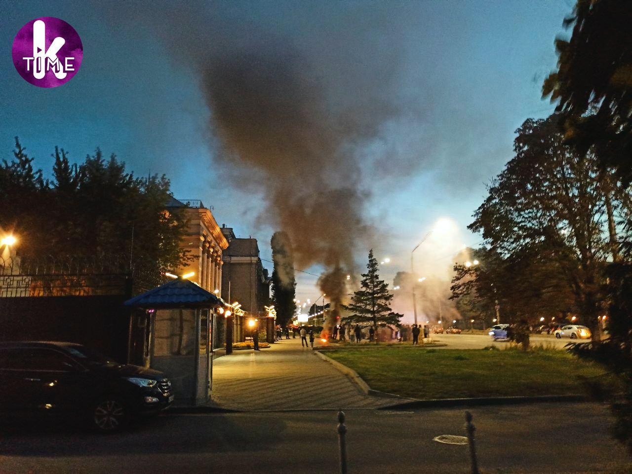 Возле посольства РФ в Киеве жгли шины