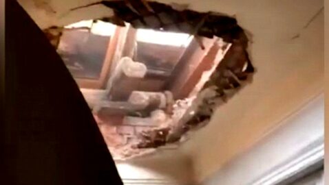 В Москве на девушку рухнул потолок вместе со строителем, видео
