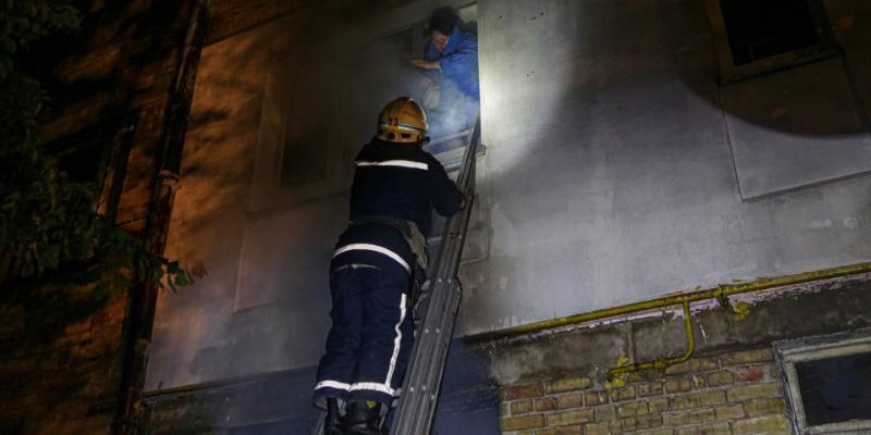 В Киеве загорелась многоэтажка, есть погибший