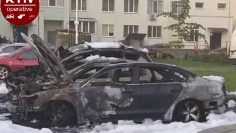 В Киеве на парковке сгорело три автомобиля