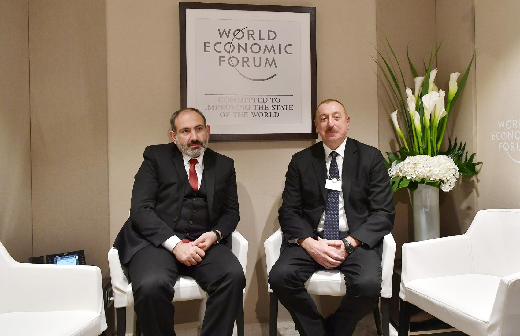 Пашинян и Алиев заявили, что готовы к переговорам по Карабаху