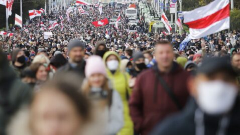 У Мінську силовики знову розганяють мітингувальників, використовуючи спецзасоби