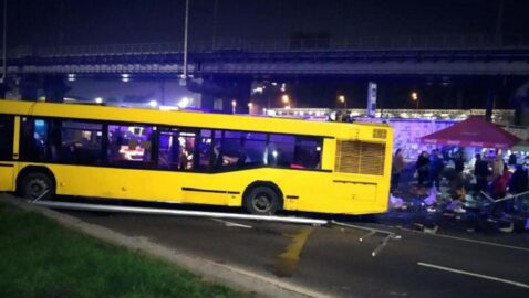 В Киеве автобус протаранил МАФ с людьми, есть жертвы (фото)