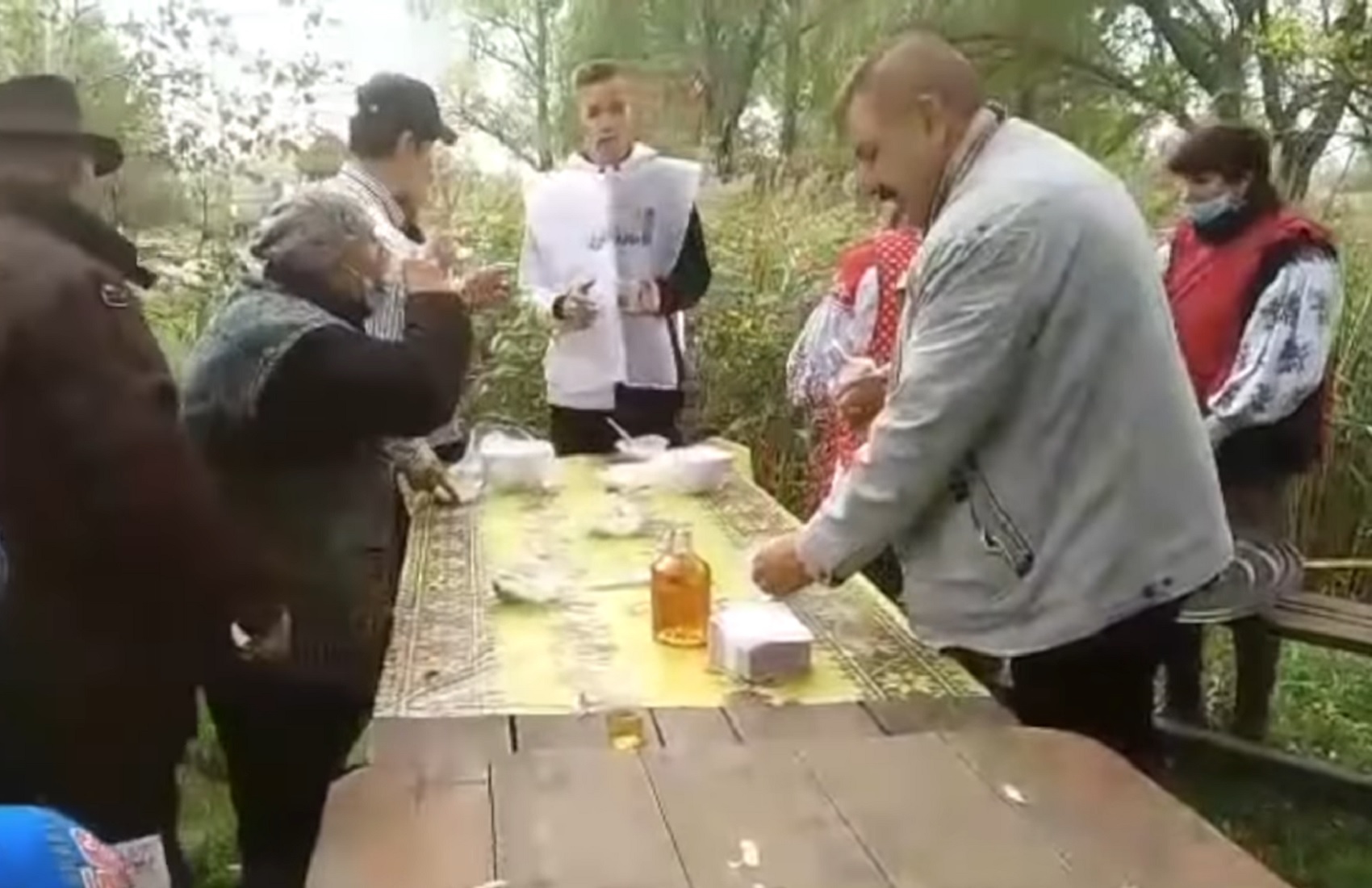 В Черкасской области кандидат в сельсовет разливал «антивирусную» горилку на празднике