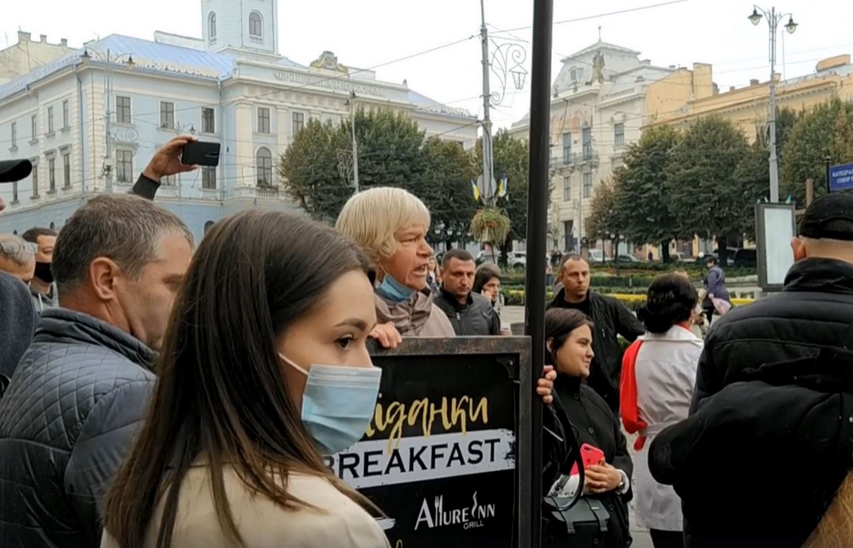«Брехуны, сдохните!»: Зеленского и сопровождающих обругали в Черновцах (видео)