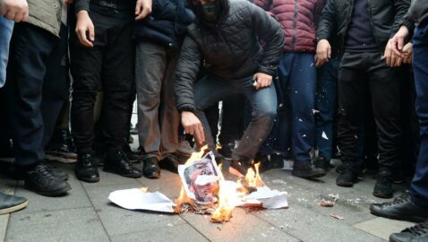 В Москве у посольства Франции сожгли фото Макрона