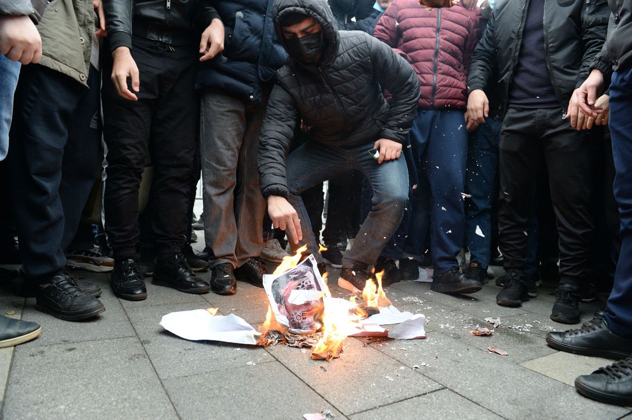 Под посольством Франции в Москве мусульмане сожгли фото Макрона.