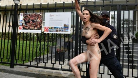 Активистка FEMEN разделась возле посольства Польши